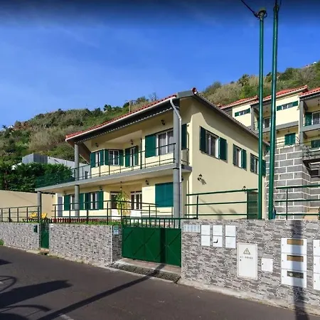 2 Bedroom In Calheta Апартаменты