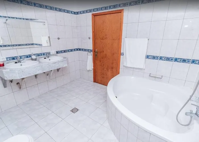 2 Bedroom In Calheta *